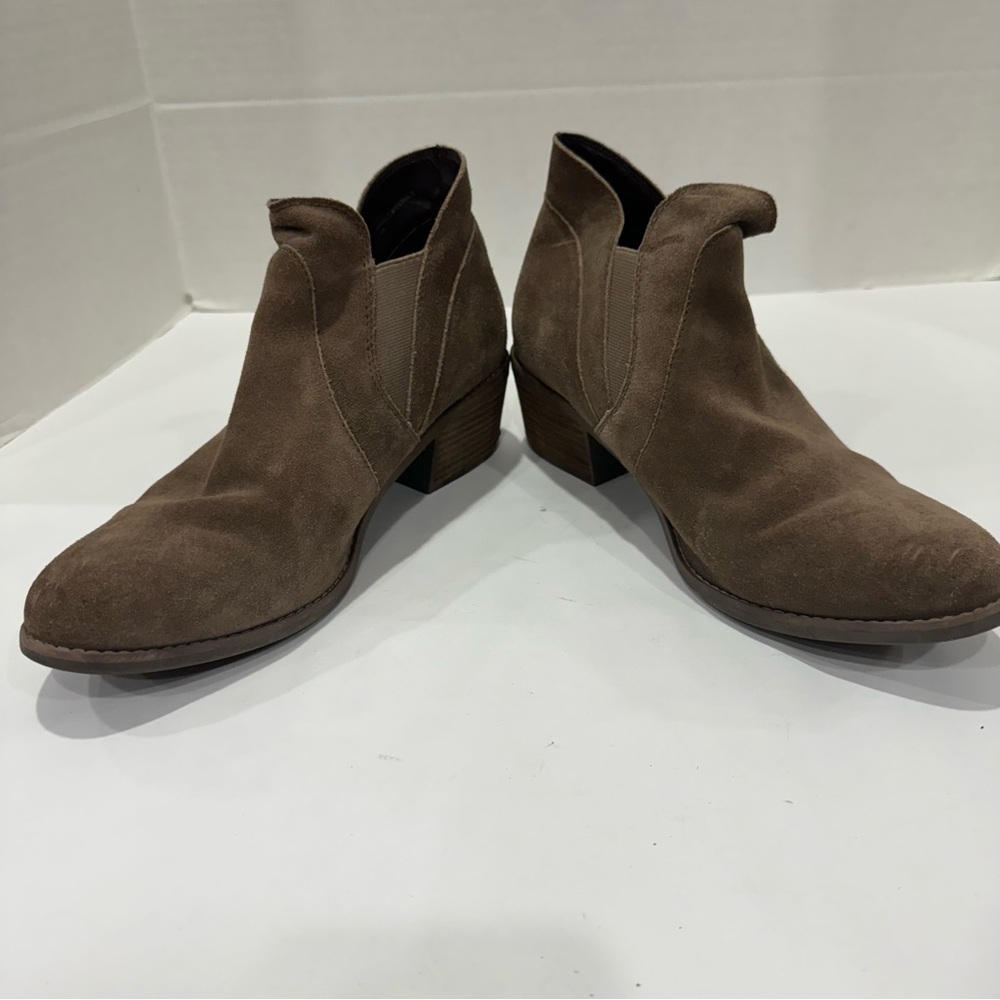 ME TOO tan suede boots size 11 block heel sturdy boots elastic on sides